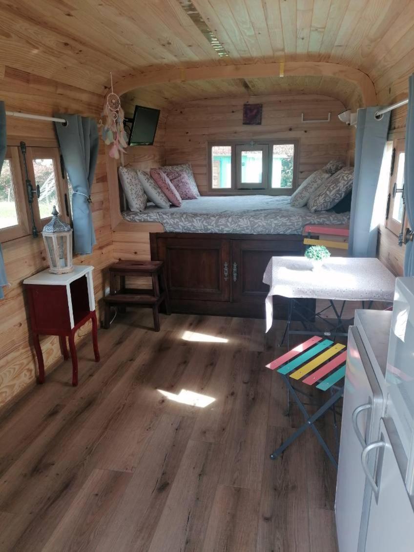 La Roulotte Des Trois Arbres Bed & Breakfast Oradour-sur-Glane Eksteriør bilde