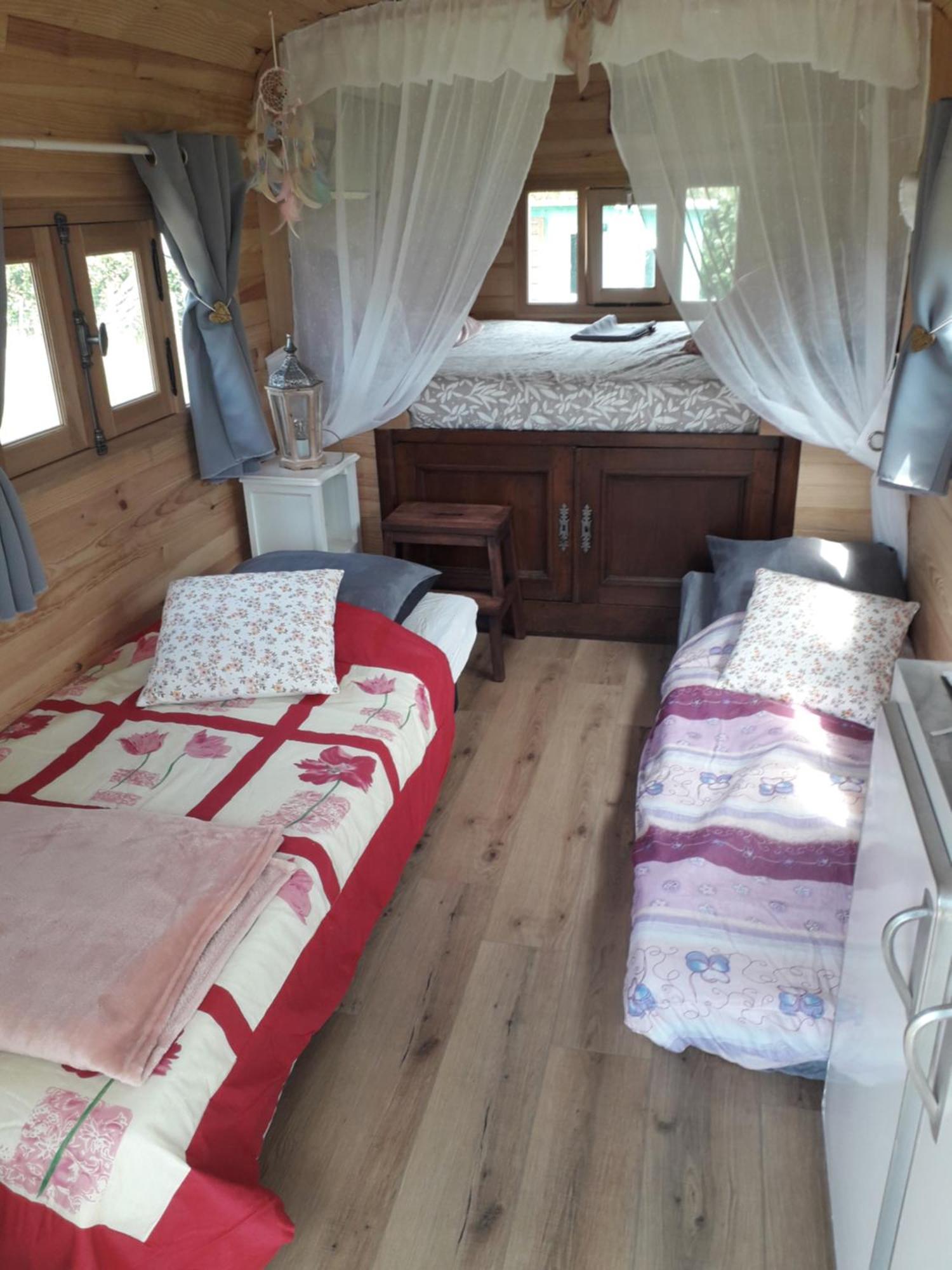 La Roulotte Des Trois Arbres Bed & Breakfast Oradour-sur-Glane Eksteriør bilde